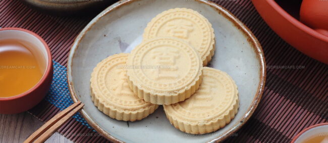 Macau Almond Cookies (Aomen Xing Ren Bing)