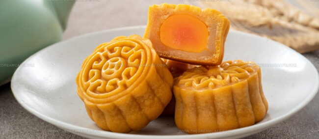 Cantonese Mooncake (Danhuang Lianrong Yuebing)